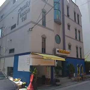 Family House Hongdae Гостевой дом